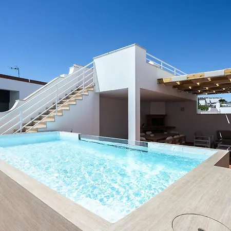 Pegada With Sea View, Pool & Gym *