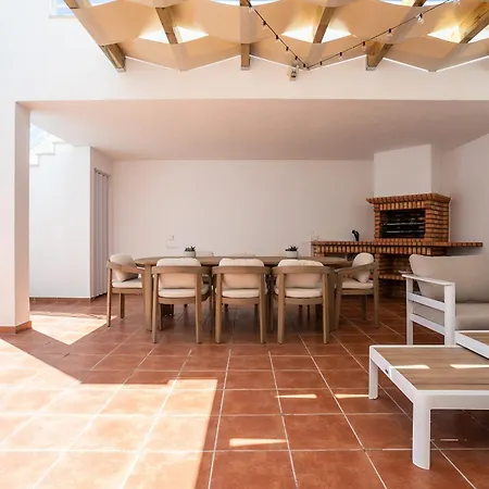 Pegada With Sea View, Pool & Gym *