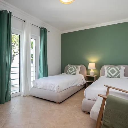 Pegada With Sea View, Pool & Gym
