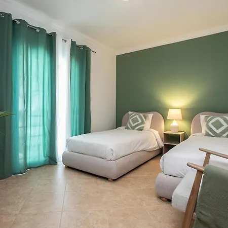Pegada With Sea View, Pool & Gym *