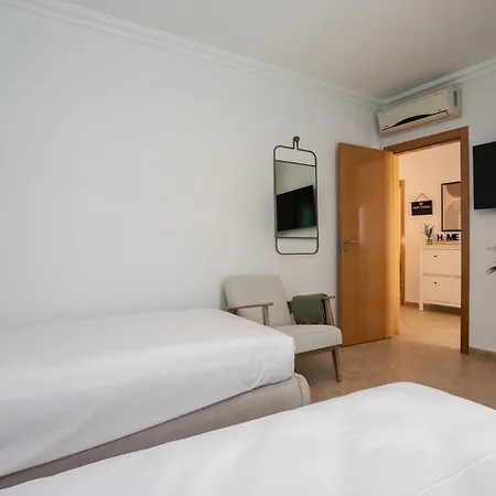 Pegada With Sea View, Pool & Gym 타비라